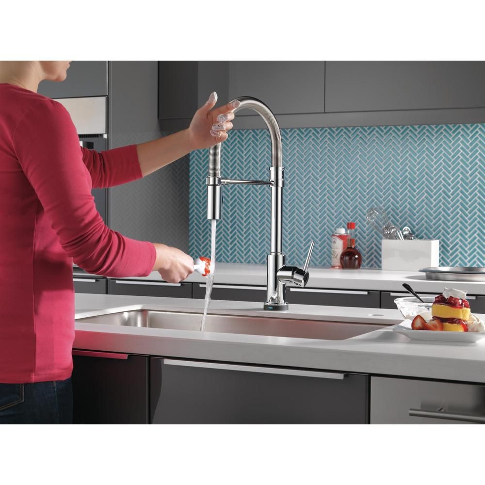 Robinet de cuisine à poignée unique et pulvérisateur rétractable Trinsic Pro avec technologie Touch2O et bec à ressort en chrome