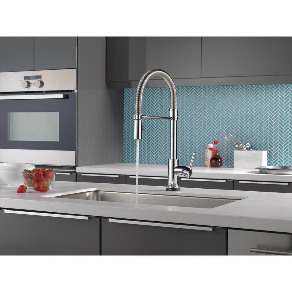 Robinet de cuisine à poignée unique et pulvérisateur rétractable Trinsic Pro avec technologie Touch2O et bec à ressort en chrome