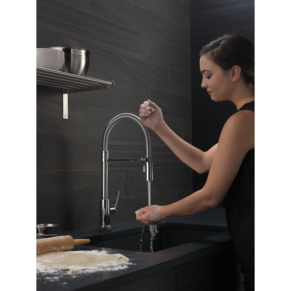 Robinet de cuisine à poignée unique et pulvérisateur rétractable Trinsic Pro avec technologie Touch2O et bec à ressort en chrome