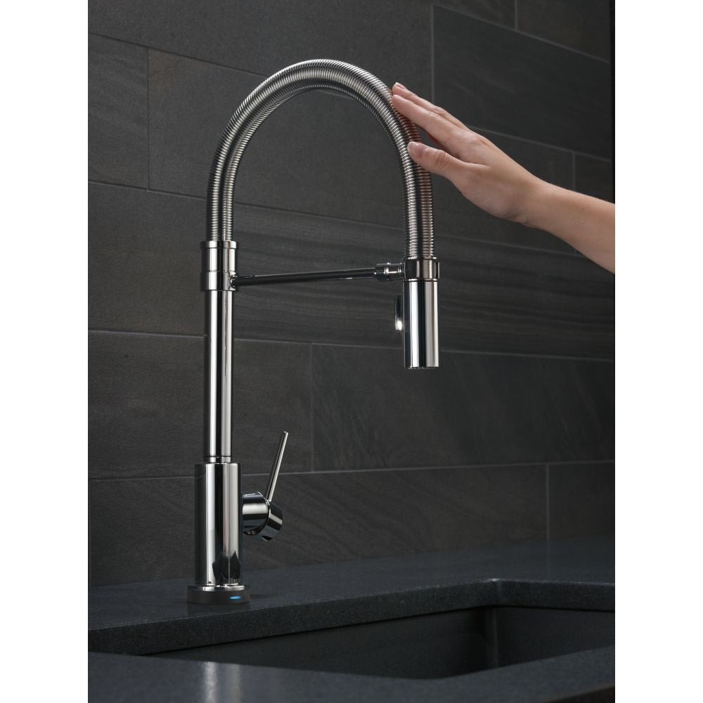 Robinet de cuisine à poignée unique et pulvérisateur rétractable Trinsic Pro avec technologie Touch2O et bec à ressort en chrome