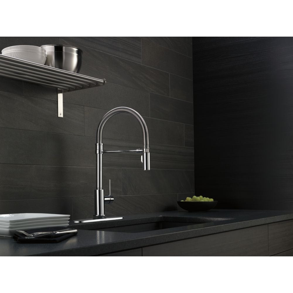 Robinet de cuisine à poignée unique et pulvérisateur rétractable Trinsic Pro avec technologie Touch2O et bec à ressort en chrome
