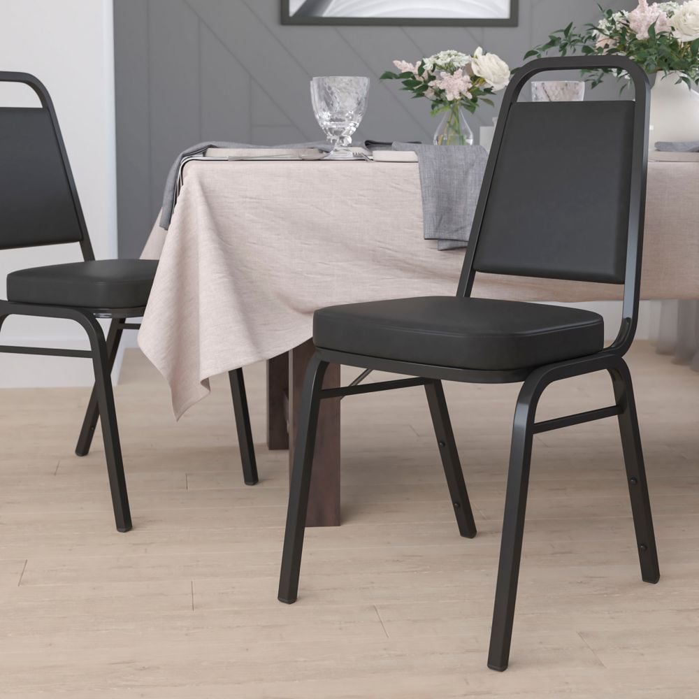 Chaise de banquet à dossier trapézoïdal
