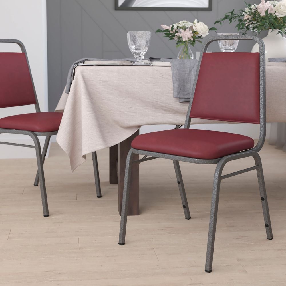 Chaise de banquet à dossier trapézoïdal