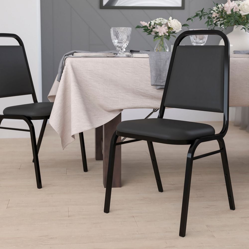 Chaise de banquet à dossier trapézoïdal