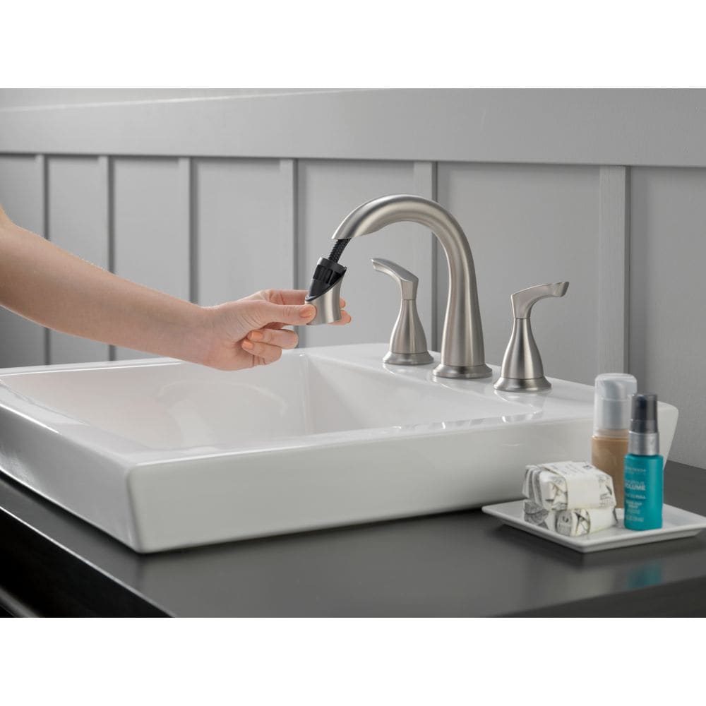 Robinet de salle de bain à 2 poignées Broadmoor de 8 po avec bec rétractable en nickel brossé SpotShield