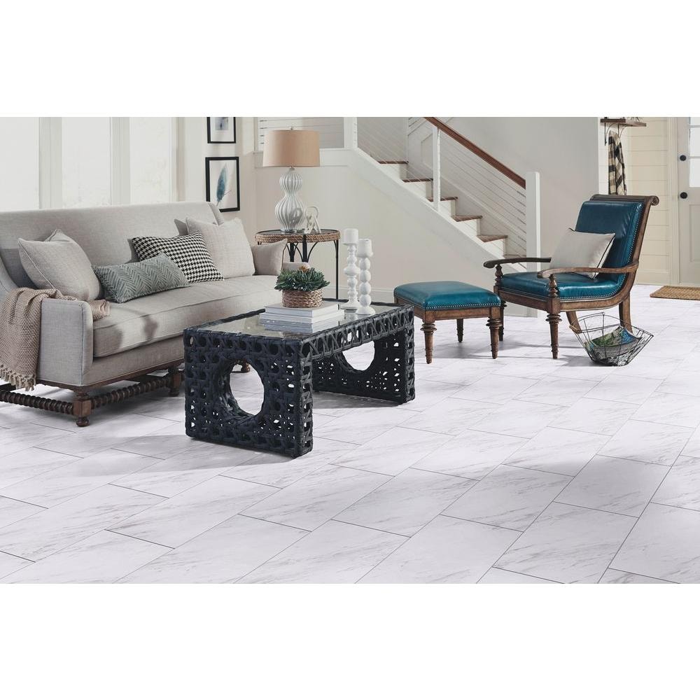 Carreaux de vinyle autocollants en marbre de Carrare de 12 po x 24 po (20 pi2/boîte)