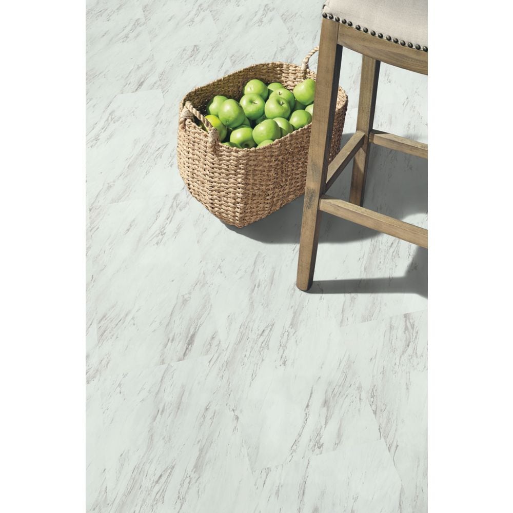 Carreaux de vinyle autocollants en marbre de Carrare de 12 po x 24 po (20 pi2/boîte)