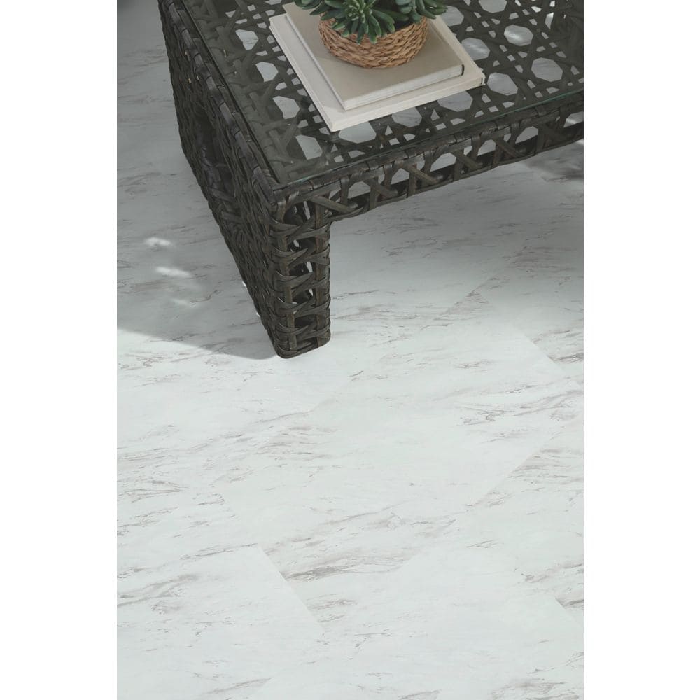 Carreaux de vinyle autocollants en marbre de Carrare de 12 po x 24 po (20 pi2/boîte)