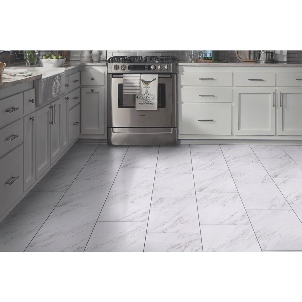 Carreaux de vinyle autocollants en marbre de Carrare de 12 po x 24 po (20 pi2/boîte)