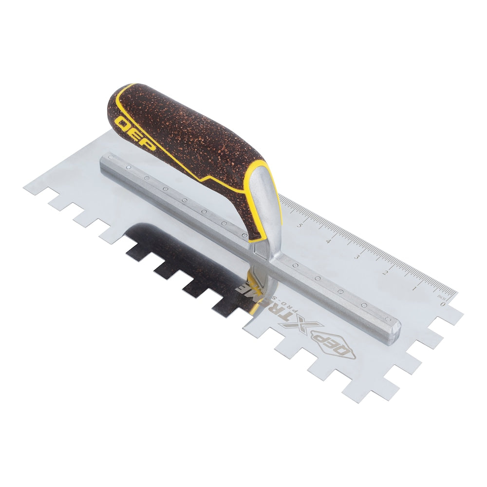 Truelle à plancher à encoches carrées XL en acier inoxydable avec manche en liège de 1/2 po x 1/2 po x 1/2 po