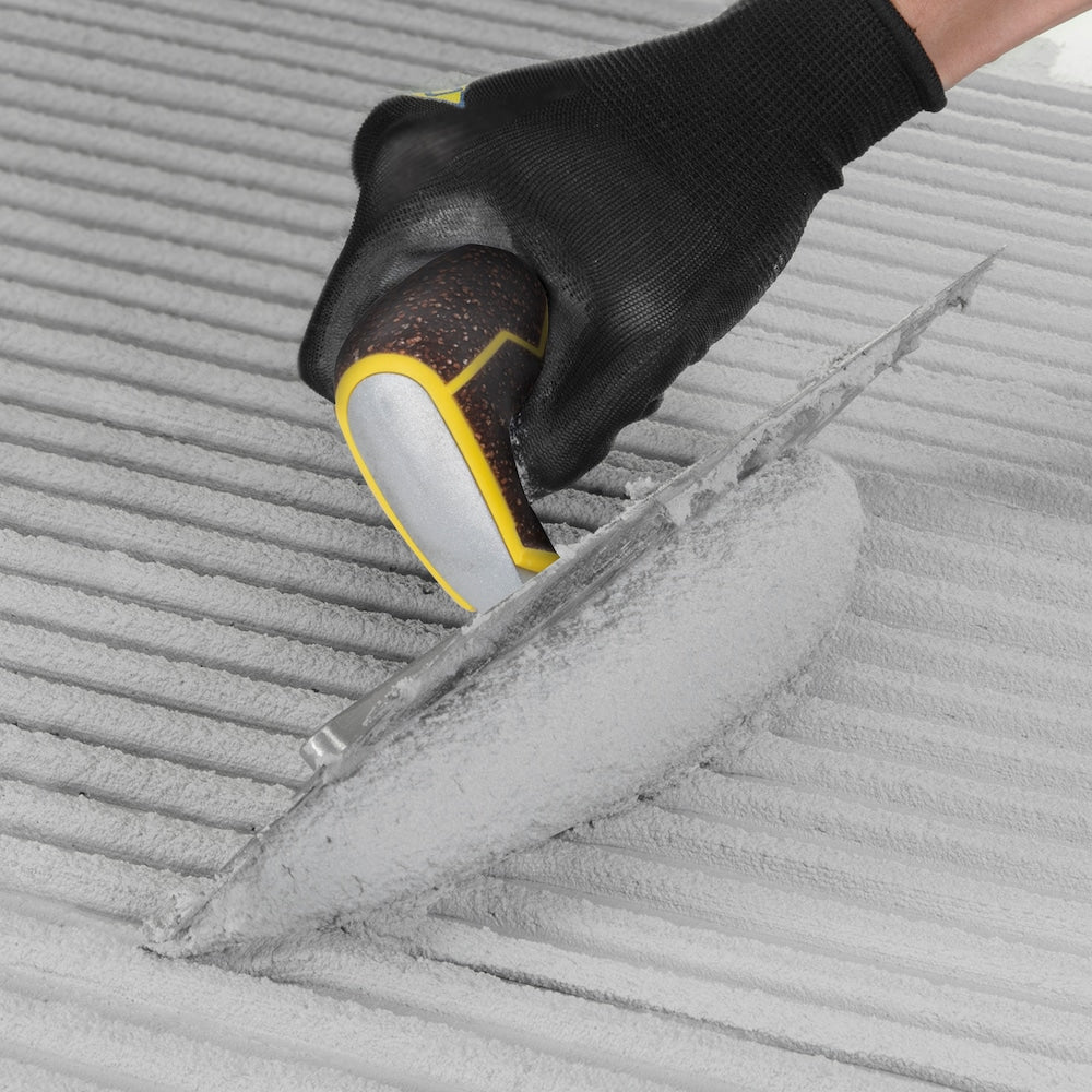 Truelle à plancher à encoches carrées XL en acier inoxydable avec manche en liège de 1/2 po x 1/2 po x 1/2 po
