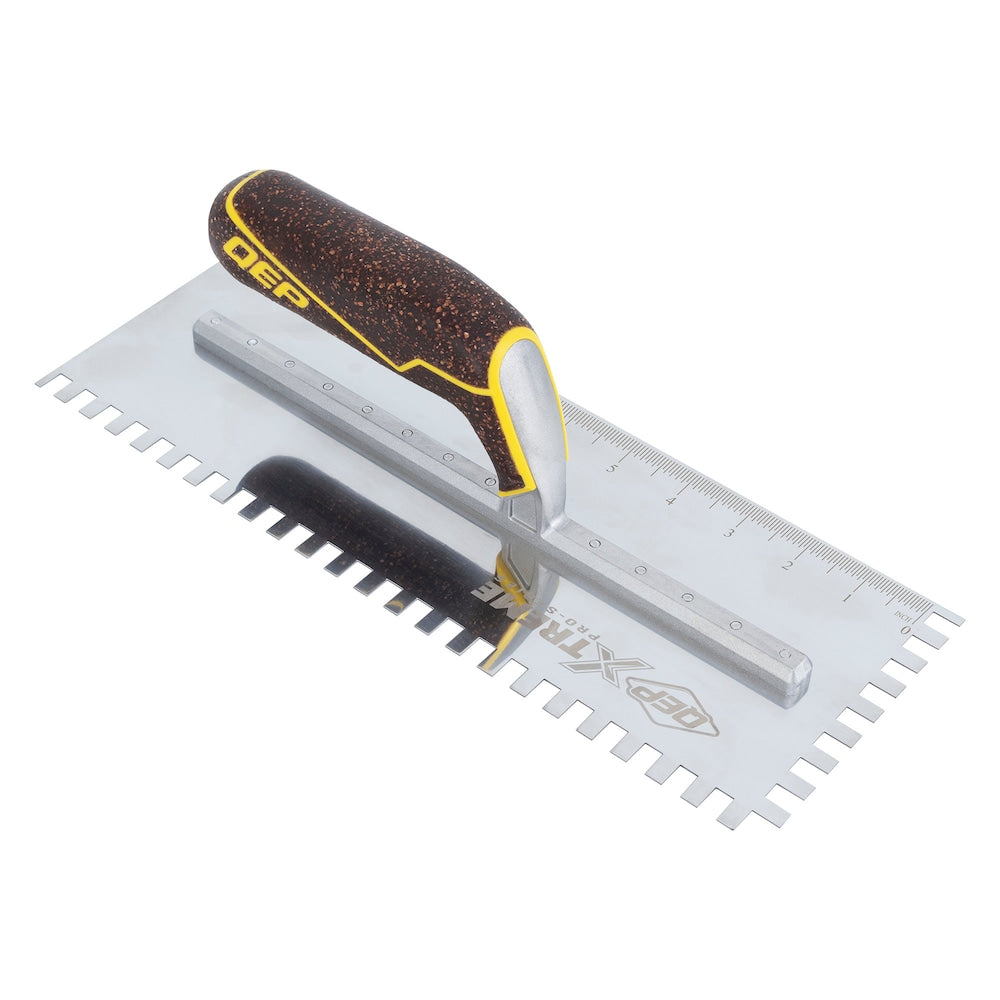 Truelle à plancher à encoches carrées XL en acier inoxydable avec manche en liège de 1/4 po x 3/8 po x 1/4 po