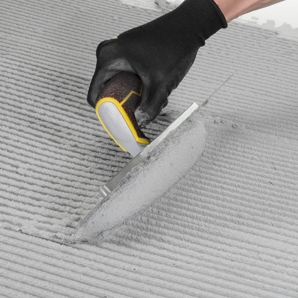 Truelle à plancher à encoches carrées XL en acier inoxydable avec manche en liège de 1/4 po x 3/8 po x 1/4 po
