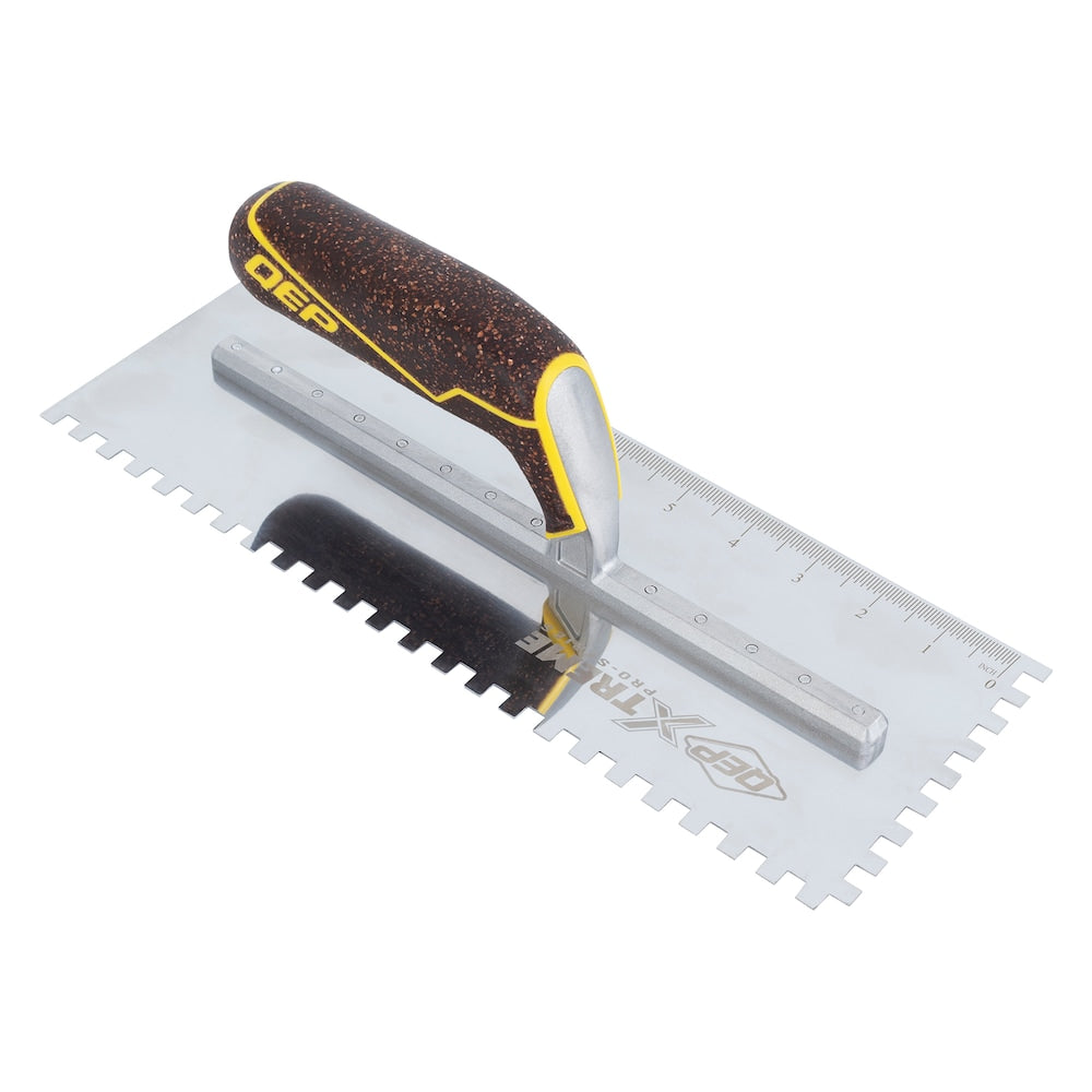 Truelle à plancher à encoches carrées XL en acier inoxydable avec manche en liège de 1/4 po x 1/4 po x 1/4 po