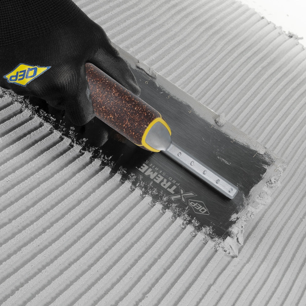 Truelle à plancher à encoches carrées XL en acier inoxydable avec manche en liège de 1/4 po x 1/4 po x 1/4 po