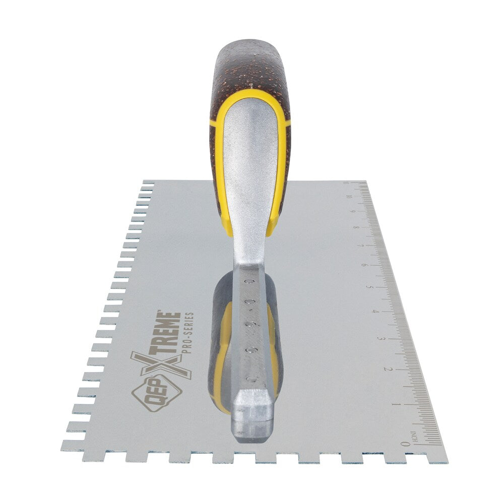 Truelle à plancher à encoches carrées XL en acier inoxydable avec manche en liège de 1/4 po x 1/4 po x 1/4 po