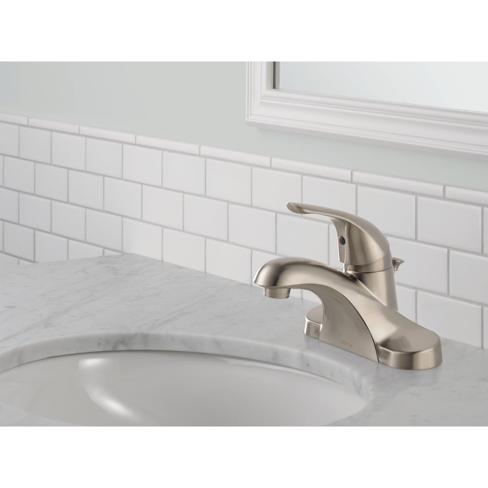 Robinet de lavabo de salle de bain à levier unique à commande centrale de 4 po Foundations à débit standard en acier inoxydable