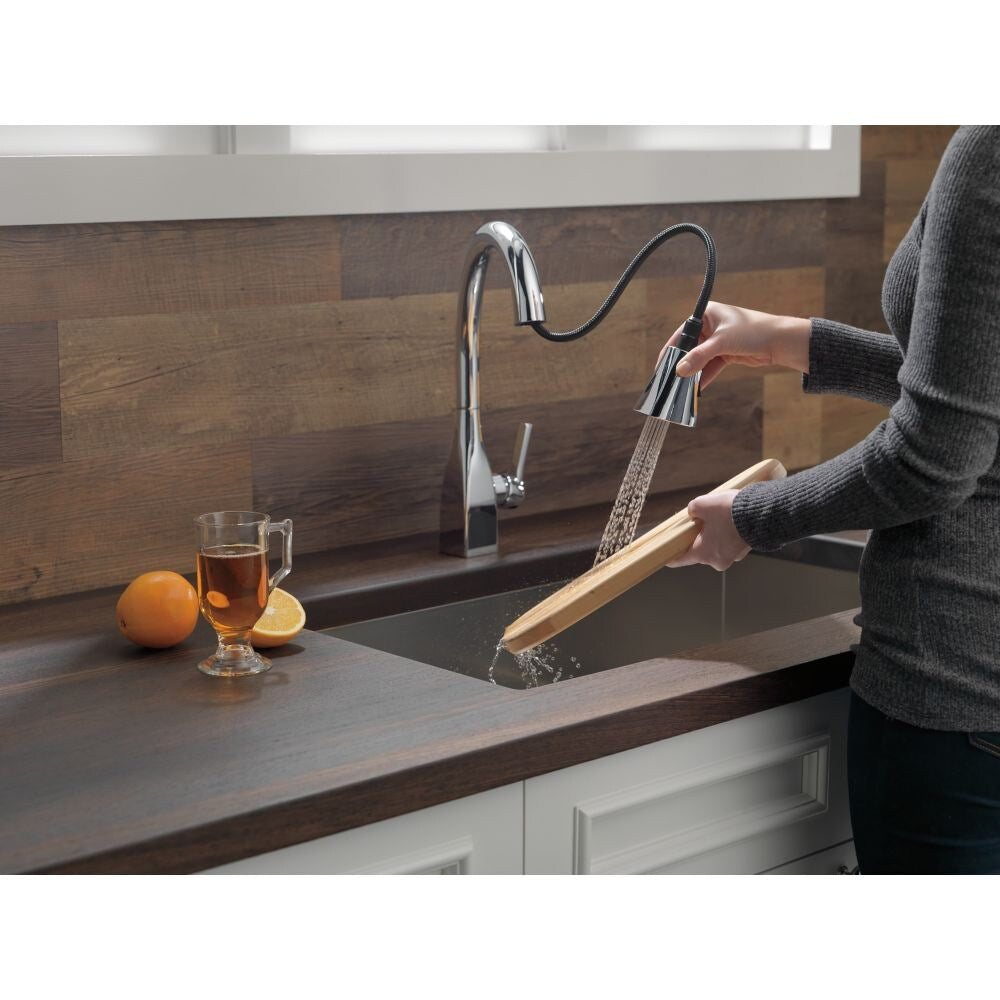 Robinet de cuisine à poignée unique et pulvérisateur rétractable Mateo avec technologie ShieldSpray en chrome