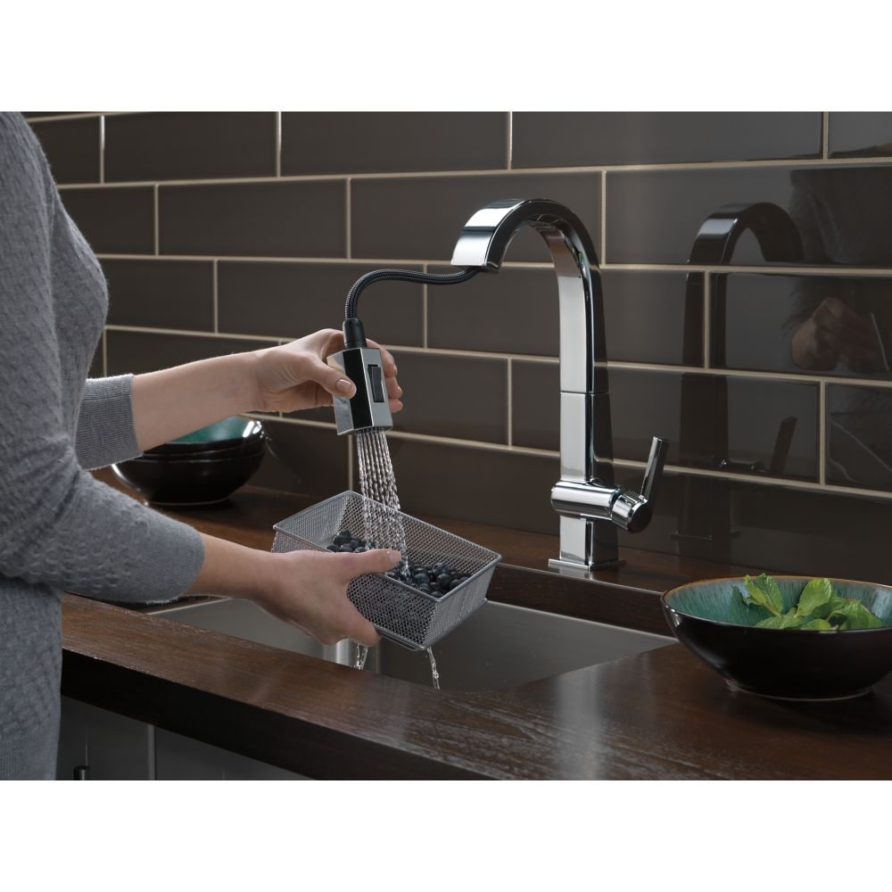 Robinet de bar pivotant à poignée unique avec station d'accueil MagnaTite en chrome