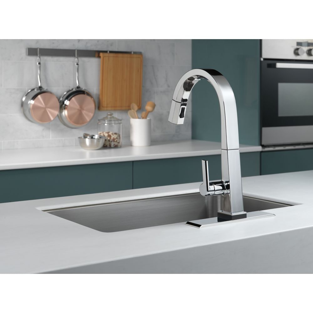Robinet de cuisine pivotant à poignée unique avec pulvérisateur rétractable et technologie Touch2O et station d'accueil MagnaTite en chrome