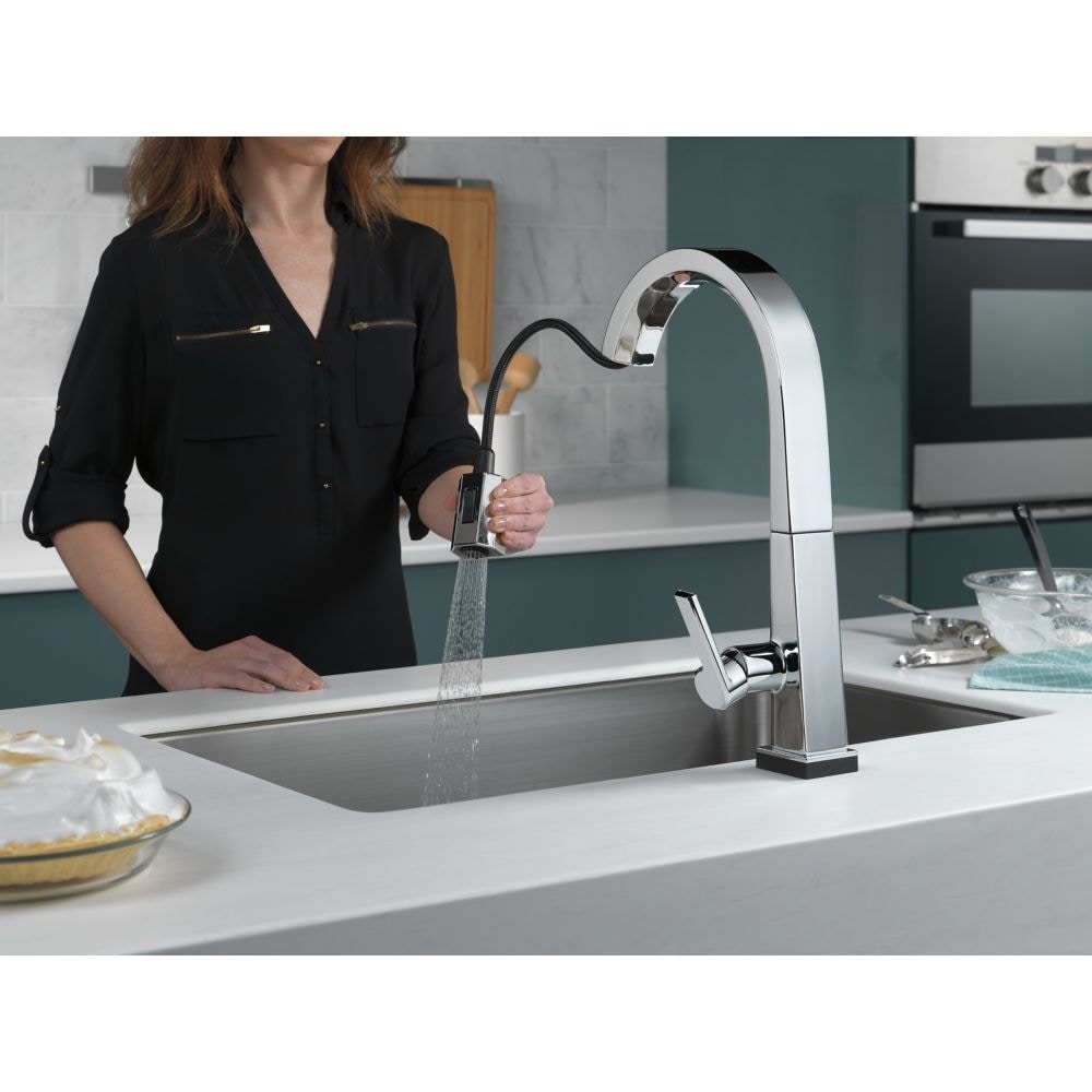 Robinet de cuisine pivotant à poignée unique avec pulvérisateur rétractable et technologie Touch2O et station d'accueil MagnaTite en chrome