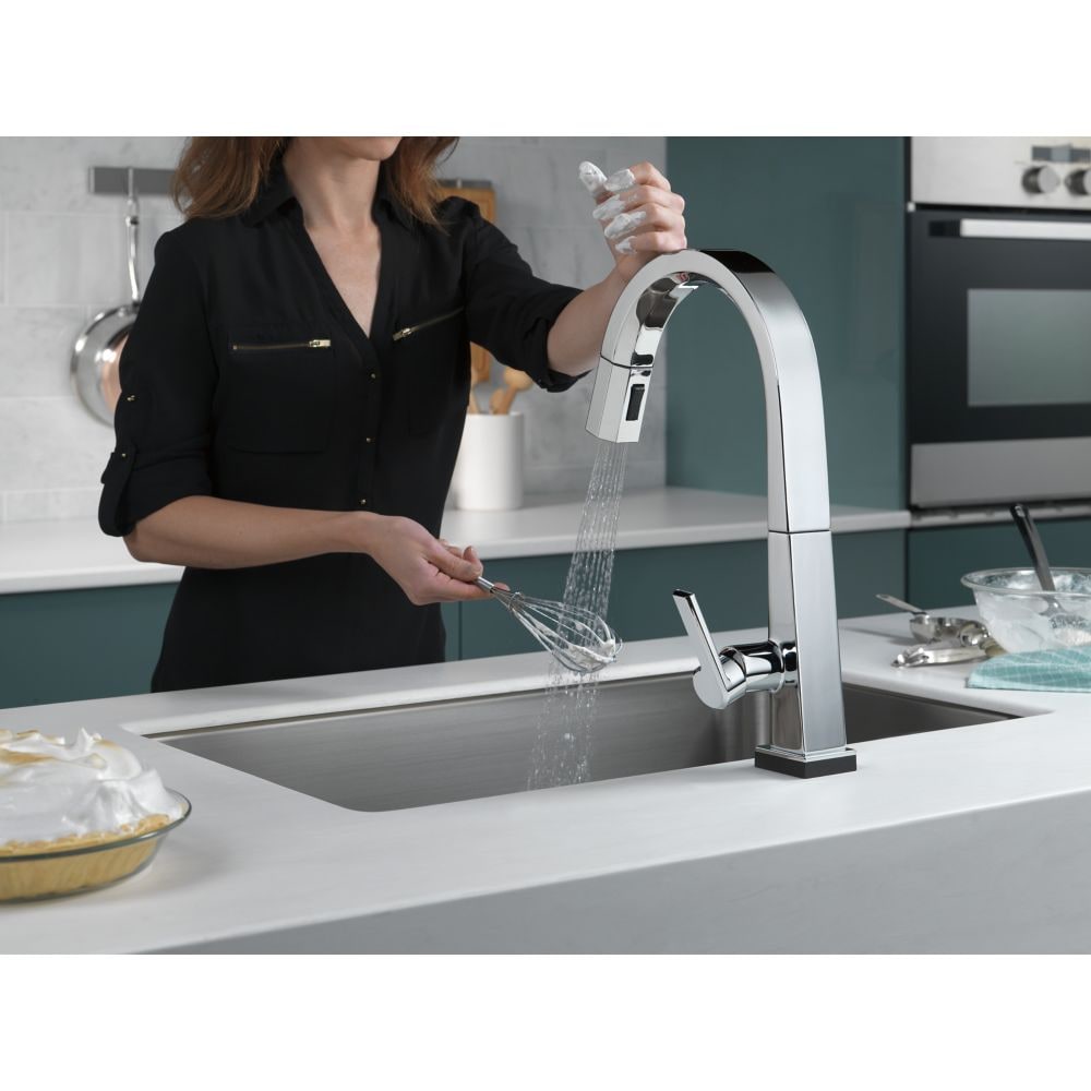 Robinet de cuisine pivotant à poignée unique avec pulvérisateur rétractable et technologie Touch2O et station d'accueil MagnaTite en chrome