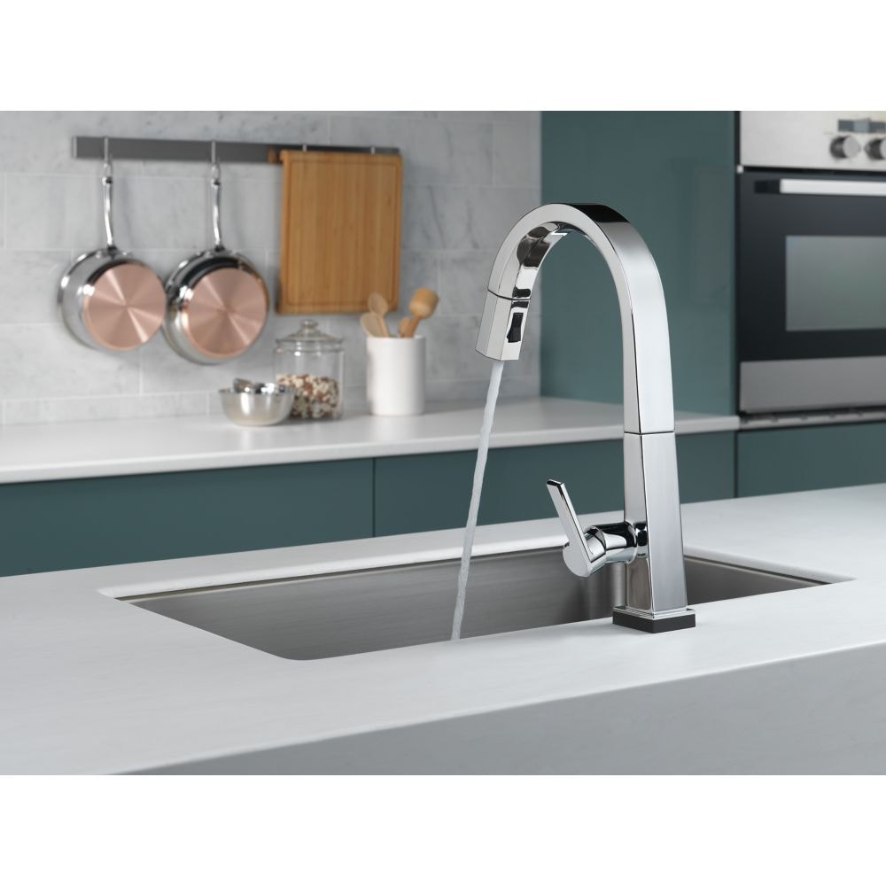 Robinet de cuisine pivotant à poignée unique avec pulvérisateur rétractable et technologie Touch2O et station d'accueil MagnaTite en chrome