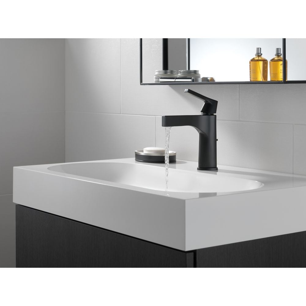Robinet de lavabo de salle de bain à poignée unique et à trou unique Zura avec ensemble de vidange en métal en noir mat