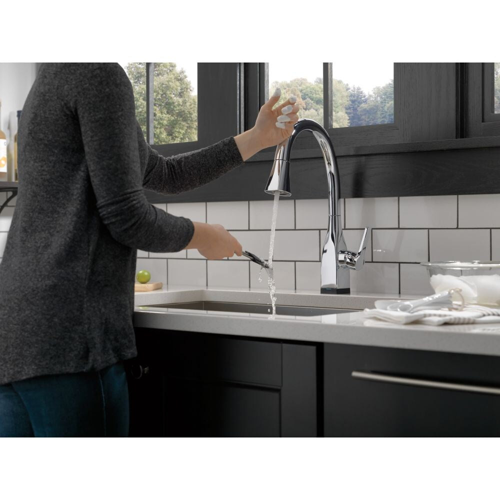 Robinet de cuisine à poignée unique et pulvérisateur rétractable Mateo avec technologie Touch2O et ShieldSpray en chrome
