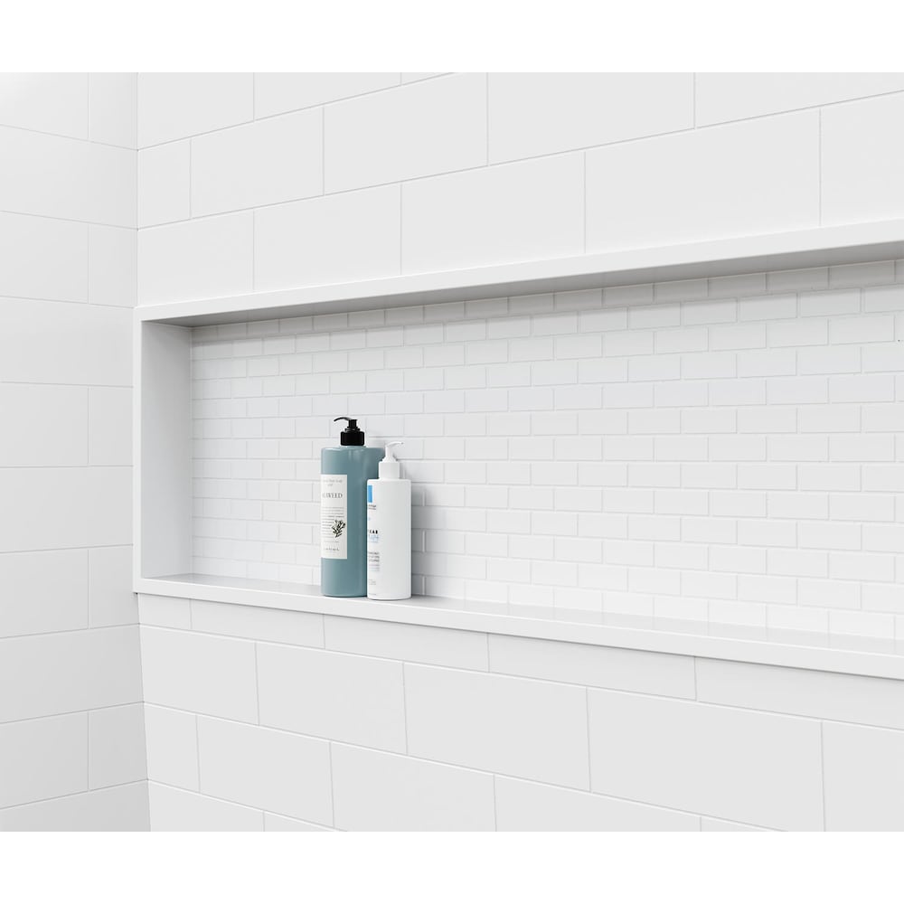 Ensemble de douche pour baignoire NexTile de 60 po L x 30 po l x 81,25 po H avec contour de baignoire en carreaux de métro blancs, niche intégrée, porte coulissante noire mate, baignoire AcrylX avec drain à gauche et revêtement brut au-dessus du sol