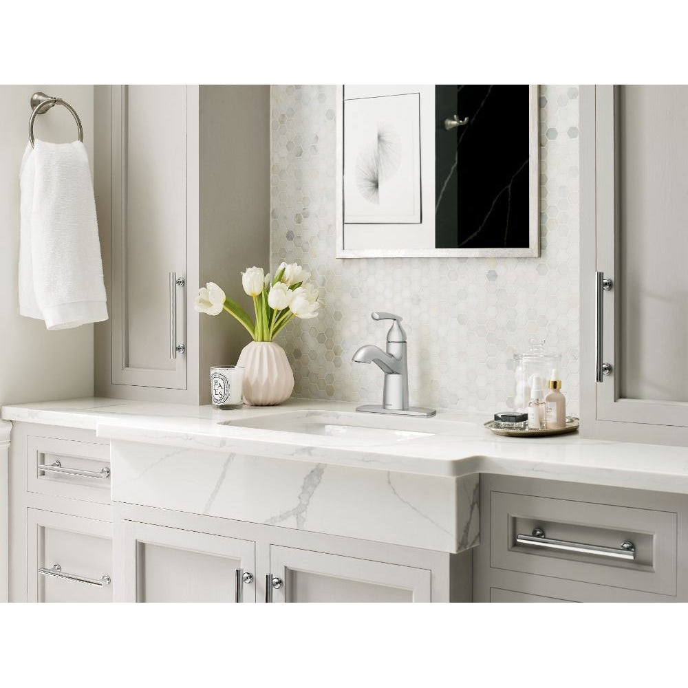 Robinet de lavabo de salle de bain Essie à poignée unique de 4 pouces avec plaque de pont en chrome (vidange et valve incluses)