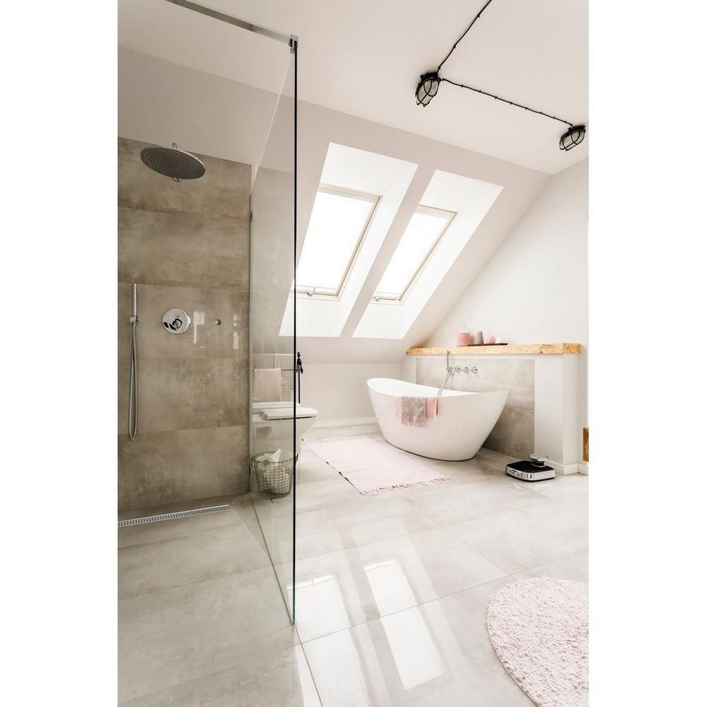 Designline Drain de douche linéaire en acier inoxydable de 32 po avec couvercle de drain à motif carré