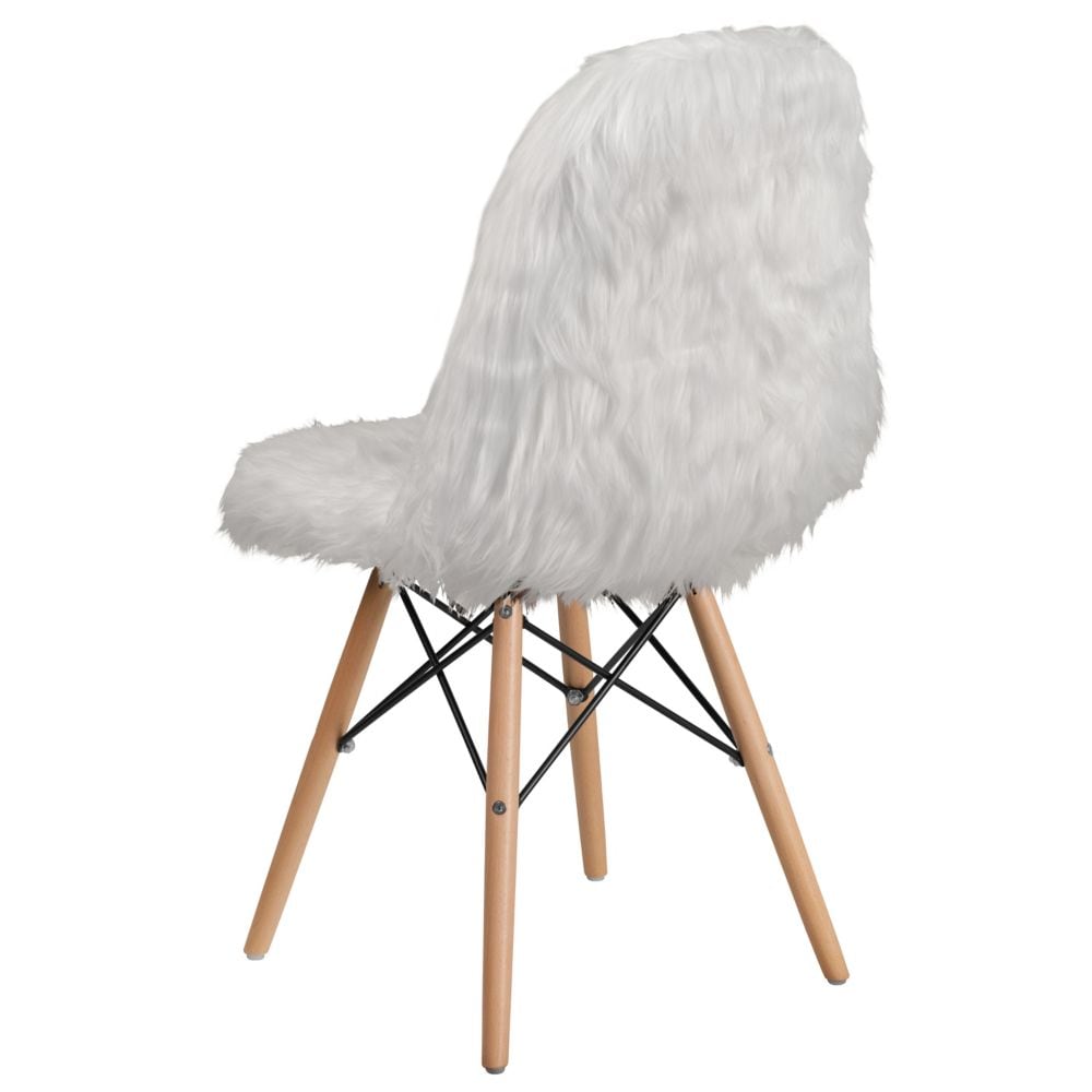 Chaise à poils longs blanche