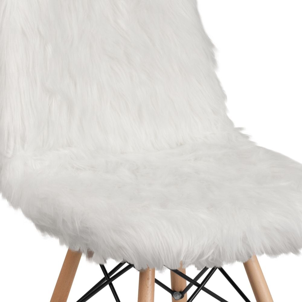 Chaise à poils longs blanche