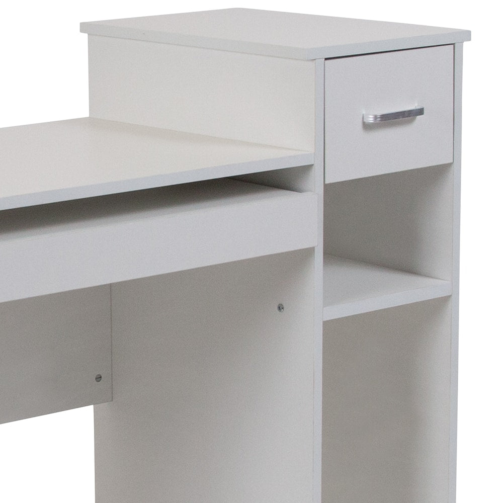 Bureau blanc avec étagères