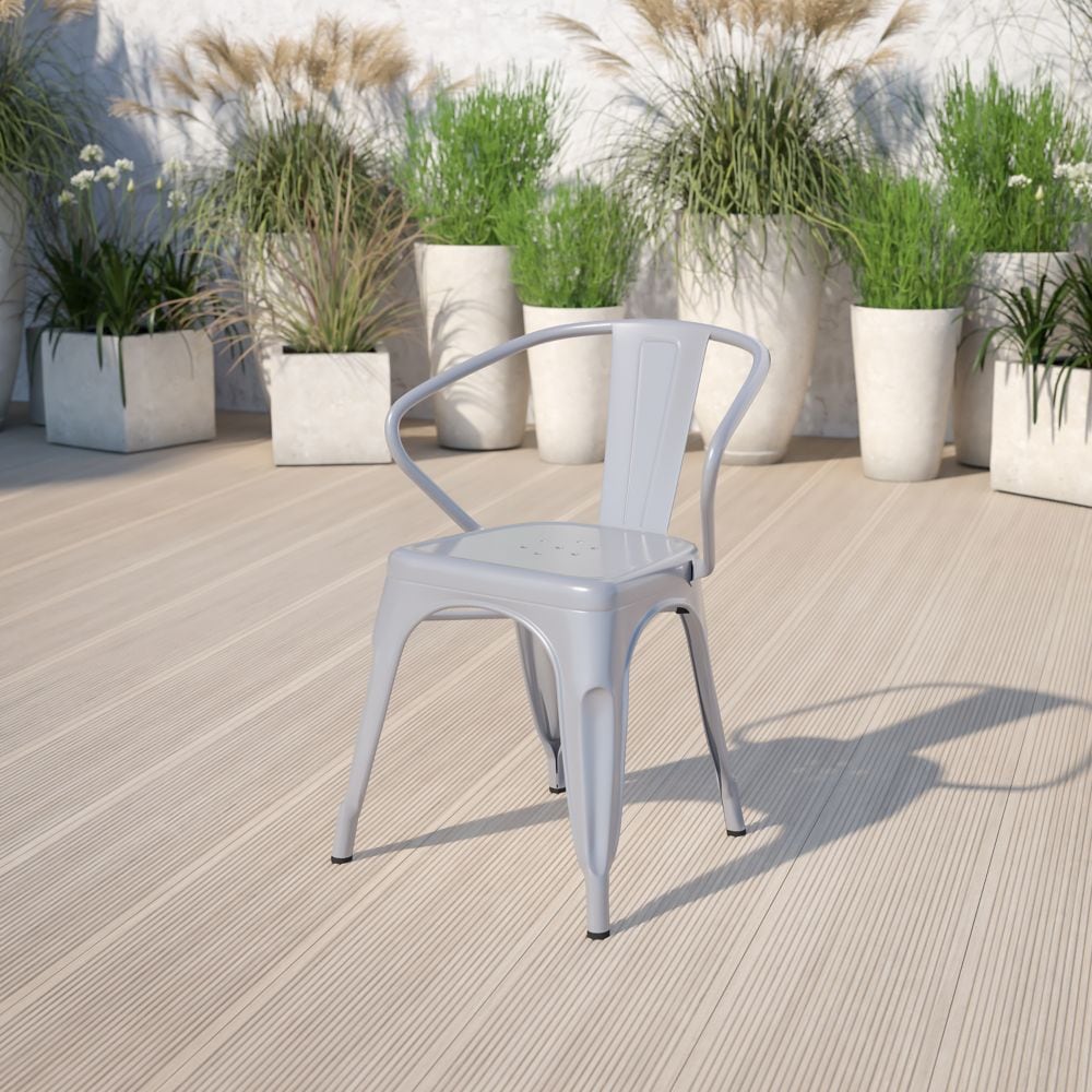 Chaise en métal argenté avec accoudoirs