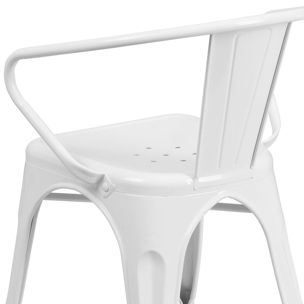 Chaise en métal blanc avec accoudoirs