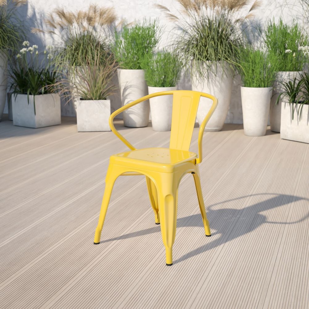 Chaise en métal jaune avec accoudoirs