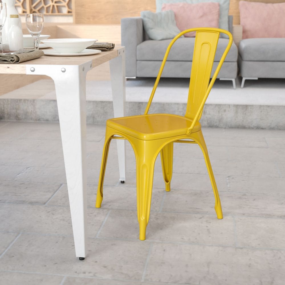 Chaise en métal jaune