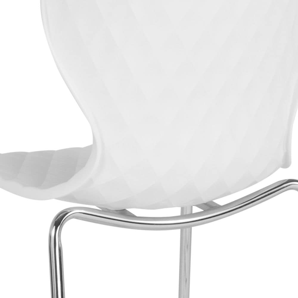 Chaise empilable en plastique blanc