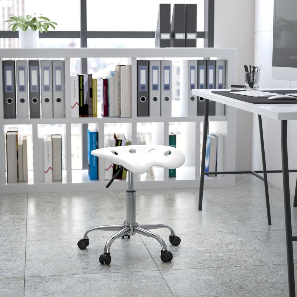 Siège de tracteur blanc vibrant et tabouret chromé