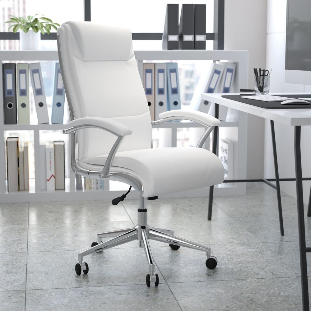 Chaise en cuir blanc à dossier haut