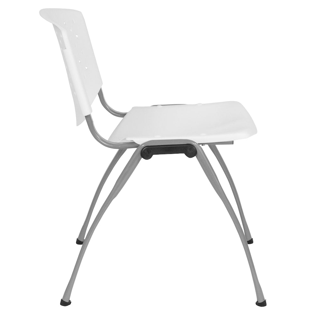 Chaise empilable en plastique blanc