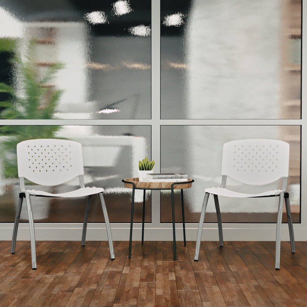 Chaise empilable en plastique blanc