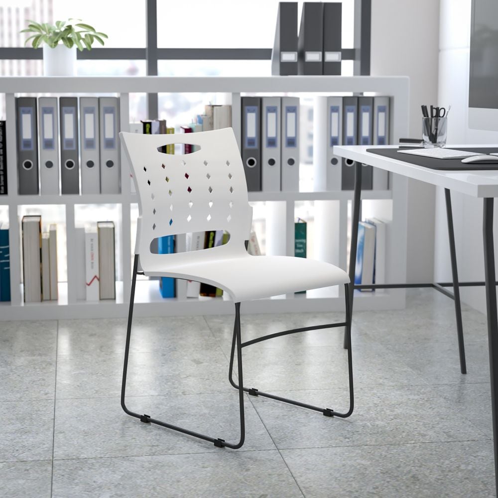 Chaise empilable en plastique blanc