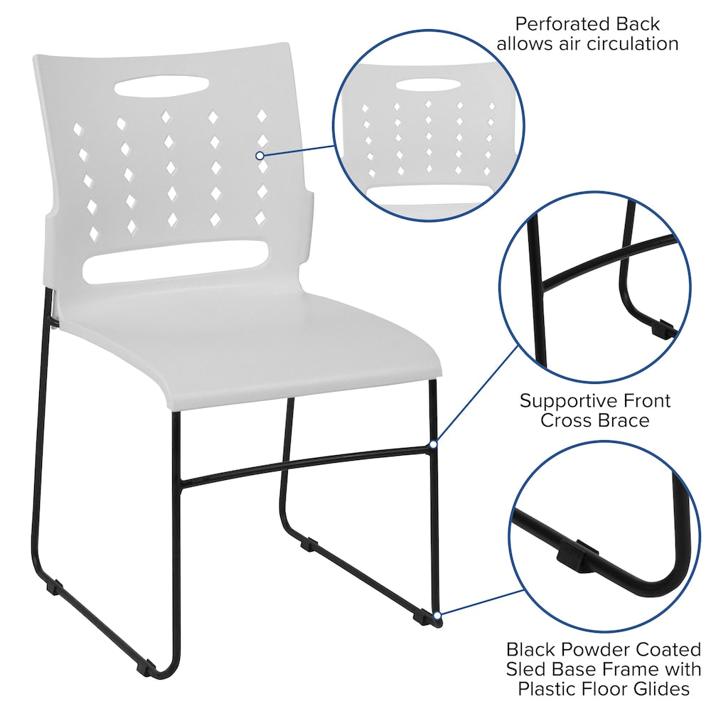Chaise empilable en plastique blanc