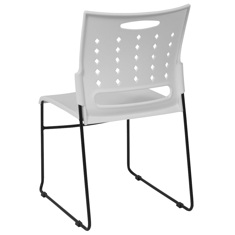 Chaise empilable en plastique blanc