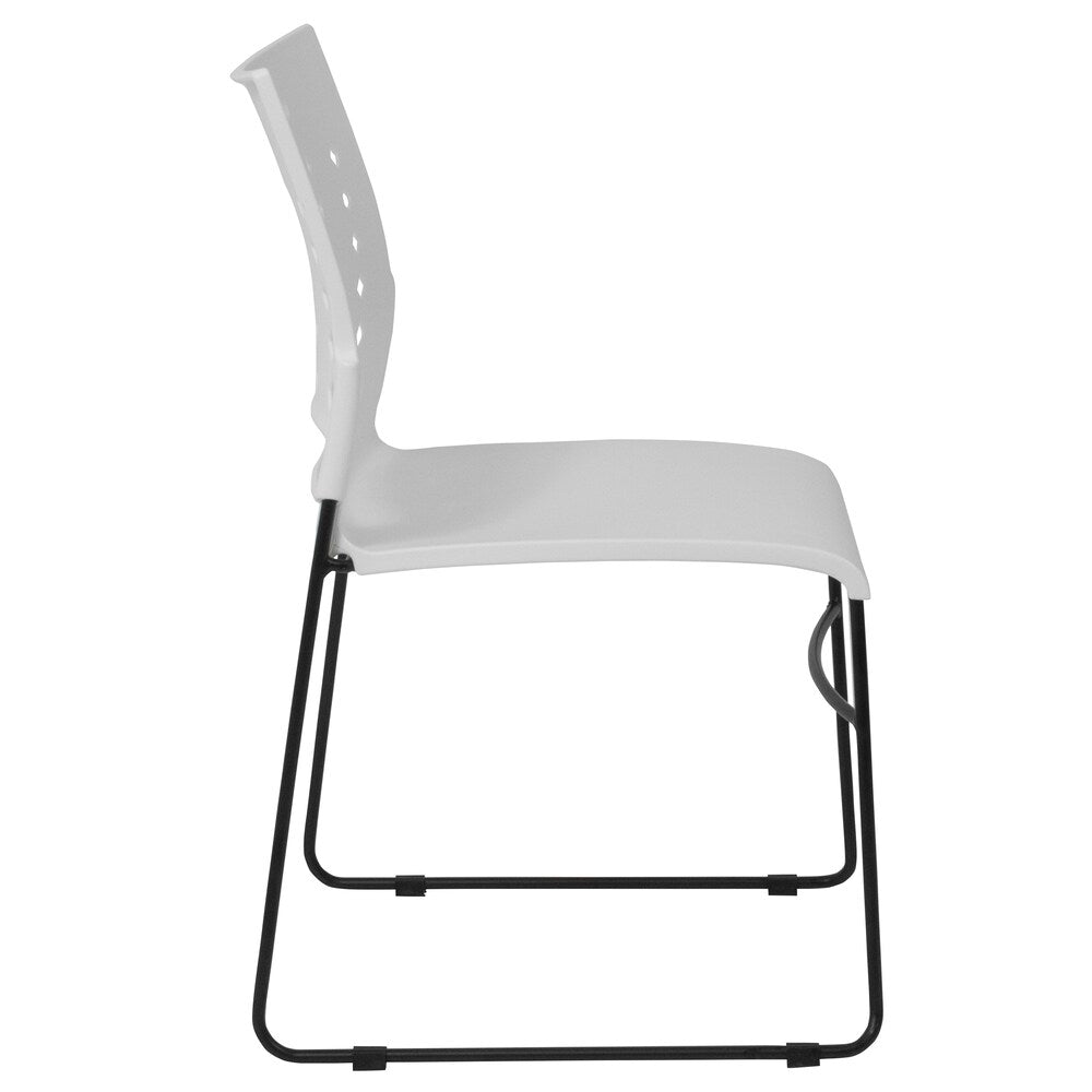 Chaise empilable en plastique blanc