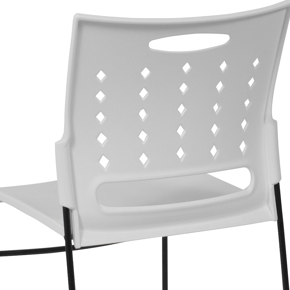 Chaise empilable en plastique blanc