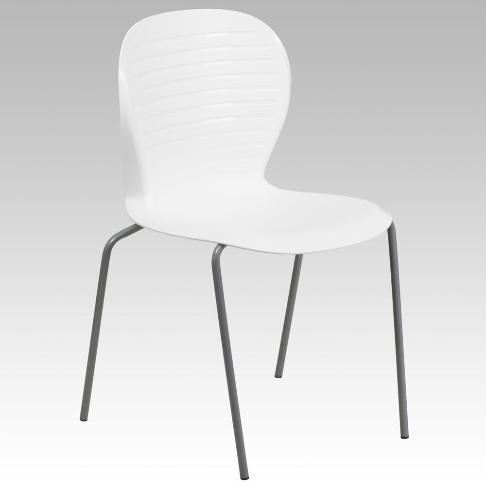 Chaise empilable en plastique blanc